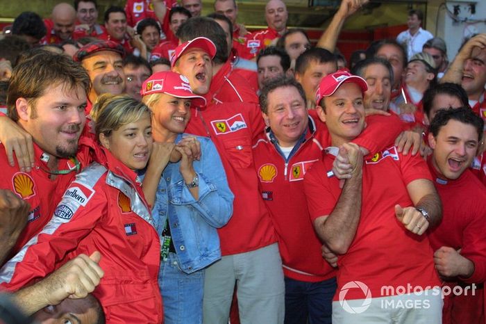 Michael Schumacher, Ferrari, celebra con el equipo después de ganar