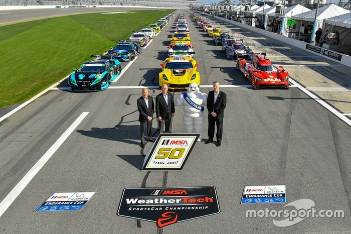 Foto de grupo con todos los coches y el presidente de IMSA, Scott Atherton, presidente de IMSA, Jim France y CEO de IMSA, Ed Bennett
