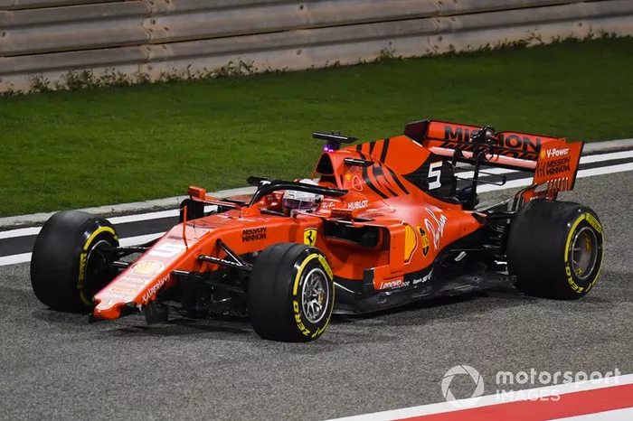 Sebastian Vettel, Ferrari SF90, rientra ai box con l'ala anteriore rotta