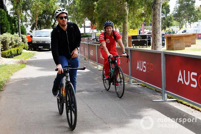 Sebastian Vettel, Ferrari, llega a la pista en bici