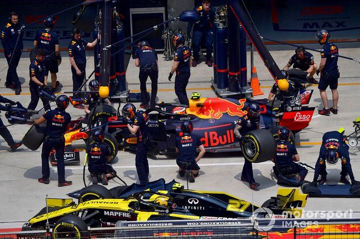 Pierre Gasly, Red Bull Racing RB15 y  Nico Hulkenberg, Renault F1 Team R.S. 19