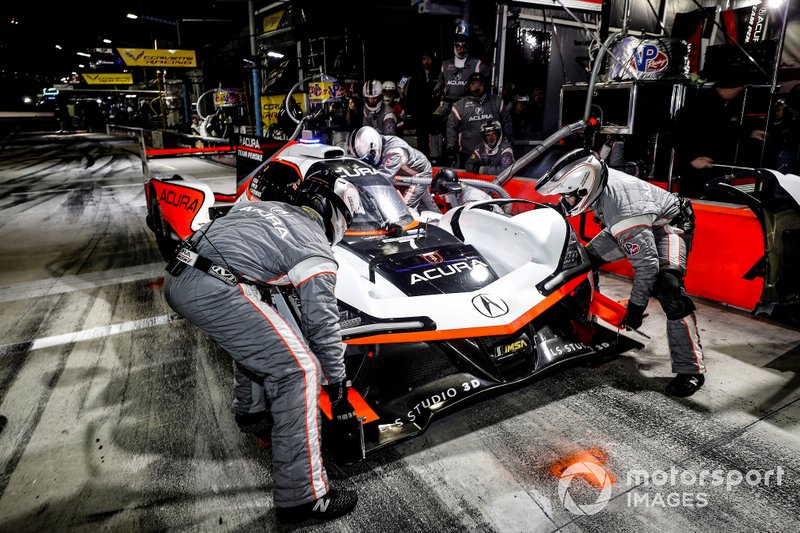 #7 Acura Team Penske Acura DPi, DPi: Helio Castroneves, Ricky Taylor, Alexander Rossi, pit stop