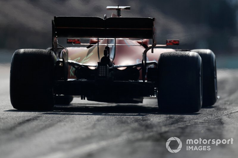 Sebastian Vettel, Ferrari SF90, avec de la peinture aéro sur le capot moteur