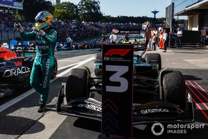 Fernando Alonso, Aston Martin F1 Team, 3ª posición, celebra su llegada al Parc Ferme