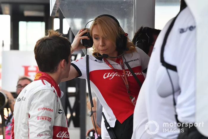 Ruth Buscombe, estrategista da Alfa Romeo, conversando com Charles Leclerc