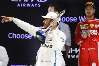 Lewis Hamilton, Mercedes AMG F1, 1° classificato, con il trofeo
