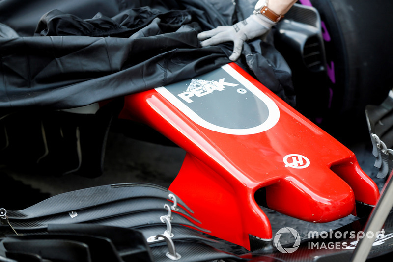 La monoposto di Pietro Fittipaldi Haas F1 Team VF-18, viene riportata ai box