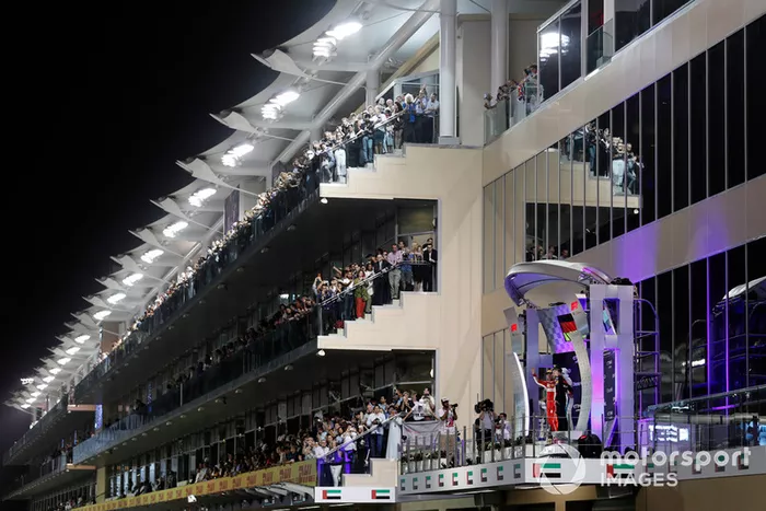 Podio: segundo lugar Sebastian Vettel, Ferrari, ganador de la carrera Lewis Hamilton, Mercedes y tercer lugar Max Verstappen, Red Bull Racing celebran