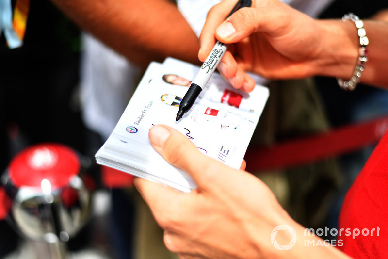 Marcus Ericsson, Sauber signe des autographes pour les fans