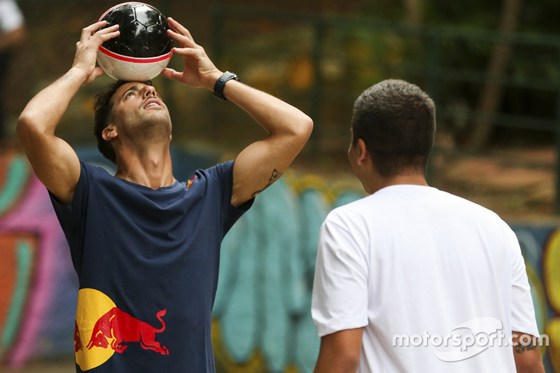 Макс Ферстаппен і Даніель Ріккардо, Red Bull Racing, грають у міні-футбол у Бразилії