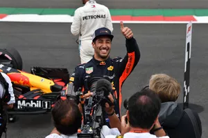 Il poleman Daniel Ricciardo, Red Bull Racing, festeggia nel parco chiuso