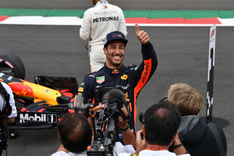 Pole: Daniel Ricciardo, Red Bull Racing RB14, Parc Ferme