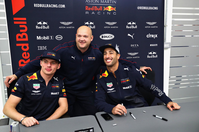 Daniel Ricciardo, Red Bull Racing et Max Verstappen, Red Bull Racing posent pour une photo avec un membre de Red Bull Racing