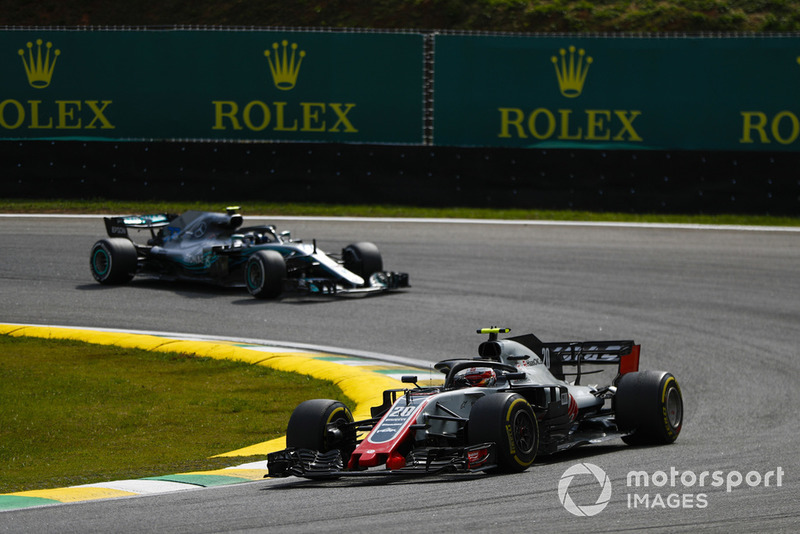 Кевін Магнуссен, Haas F1 Team VF-18, попереду Валттері Боттаса, Mercedes AMG F1 W09 EQ Power+
