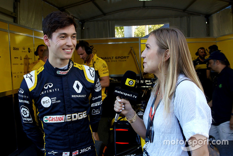 Jack Aitken, Renault F1 Team con Julia Piquet