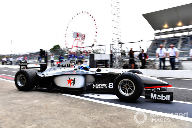 Mika Häkkinen pilote la McLaren MP4/13 à Suzuka