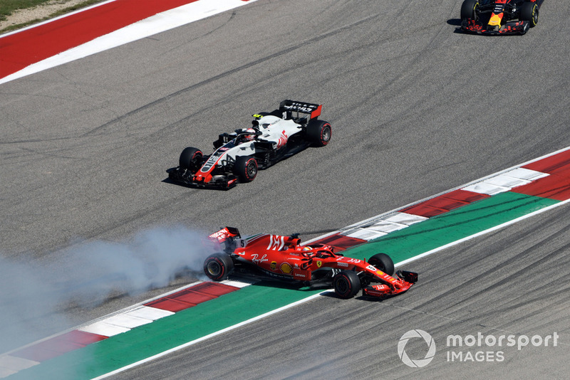Sebastian Vettel, Ferrari SF71H hace un trompo después del contacto con Daniel Ricciardo, Red Bull Racing RB14