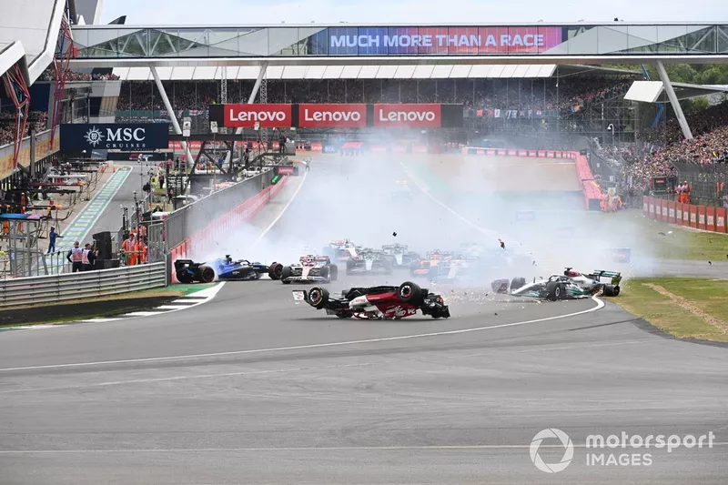 L' incidente alla partenza tra George Russell, Mercedes W13, Zhou Guanyu, Alfa Romeo C42, Alex Albon, Williams FW44, Esteban Ocon, Alpine A522, Yuki Tsunoda, AlphaTauri AT03.
