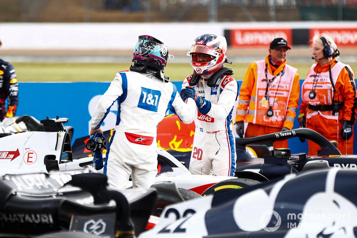 Kevin Magnussen, Haas F1 Team, felicita a Mick Schumacher, Haas F1 Team, en Parc Ferme