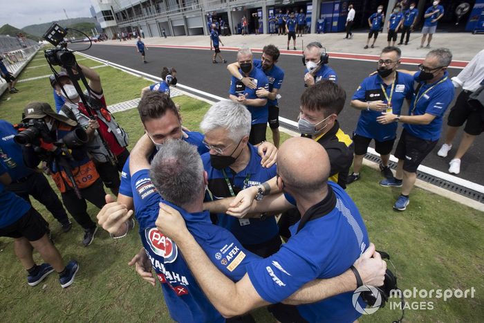 Team Pata Yamaha celebra el mundial, Andrea Dosoli, Phil Marron, Nicolo Canepa