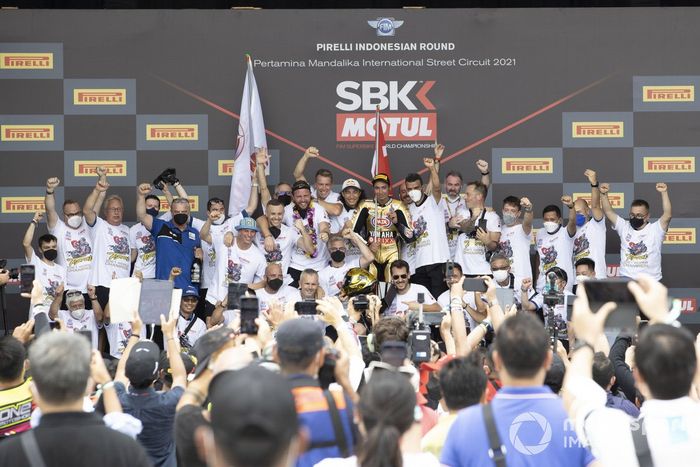 Team Pata Yamaha, Toprak Razgatlioglu, PATA Yamaha WorldSBK Team celebrate winning the World Championship
