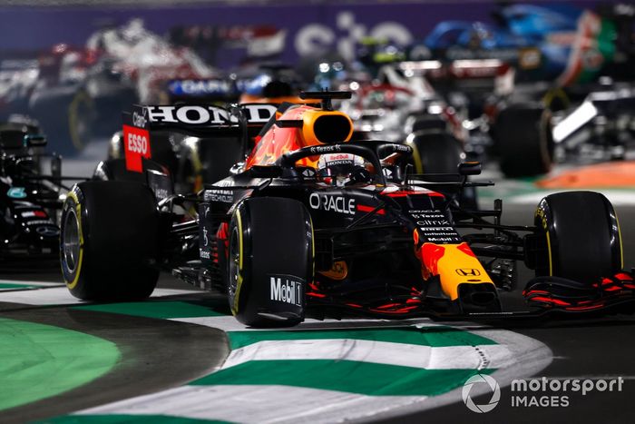 Max Verstappen, Red Bull Racing RB16B, Lewis Hamilton, Mercedes W12, en la reanudación