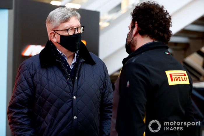 Ross Brawn, director general de deportes de motor de la FOM, habla con un técnico de Pirelli
