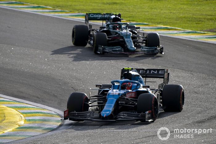 Esteban Ocon, Alpine A521, Sebastian Vettel, Aston Martin AMR21