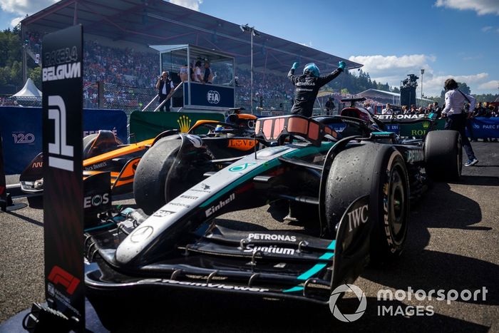 George Russell, Mercedes-AMG F1 Team, 1ª posición, llega al Parc Ferme