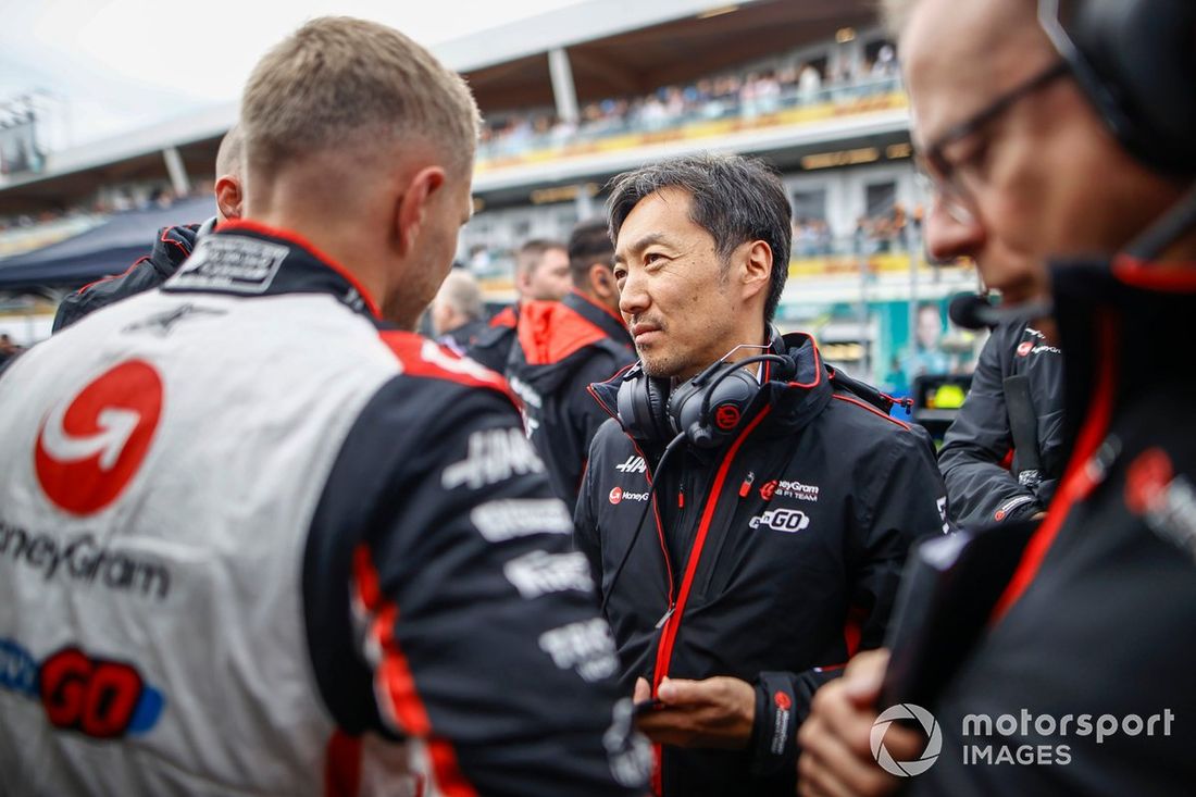 Ayao Komatsu, dyrektor zespołu, Haas F1 Team, Kevin Magnussen, Haas F1 Team, na starcie