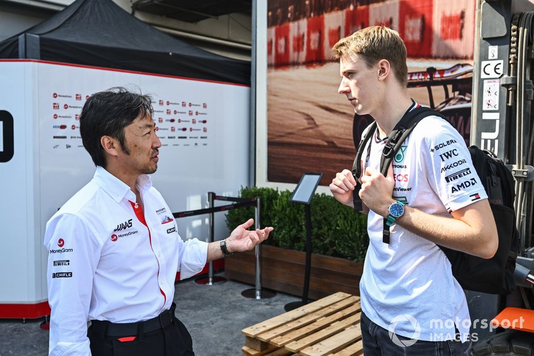 Ayao Komatsu, dyrektor zespołu, Haas F1 Team, rozmawia z Frederikiem Vesti, kierowcą rezerwowym, Mercedes-AMG F1 Team 