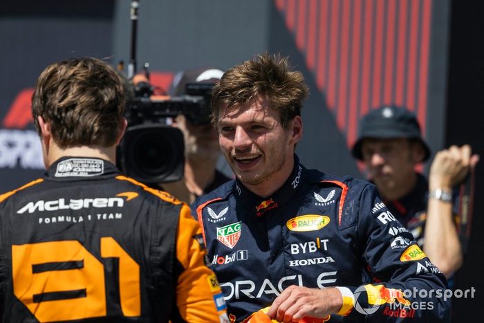 Oscar Piastri, McLaren F1 Team, 2º classificado, Max Verstappen, Red Bull Racing, 1º classificado, conversa no Parc Ferme após o Sprint