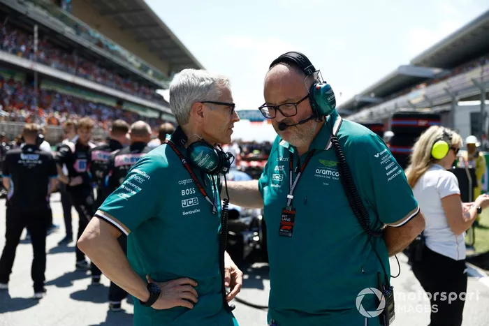 Mike Krack, director del equipo Aston Martin F1 Team, Tom McCullough, director de rendimiento del equipo Aston Martin F1 Team, en la parrilla.