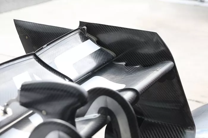 Haas VF-19: Heckflügel
