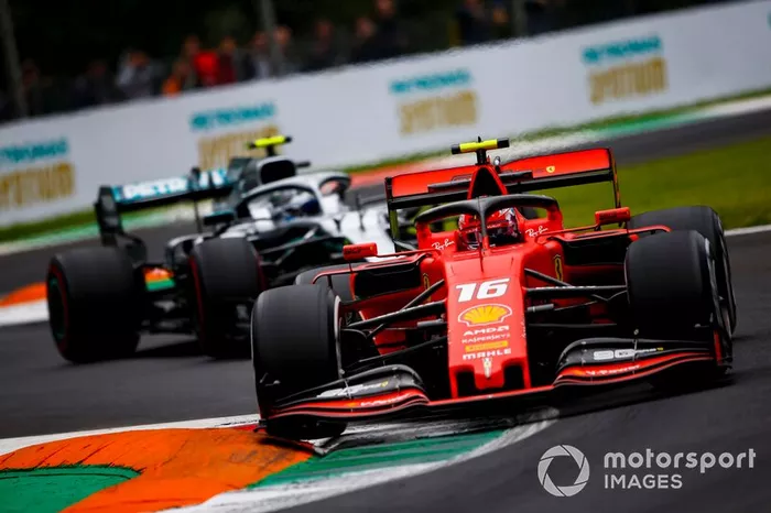 Charles Leclerc, Ferrari SF90, precede Valtteri Bottas, Mercedes AMG W10