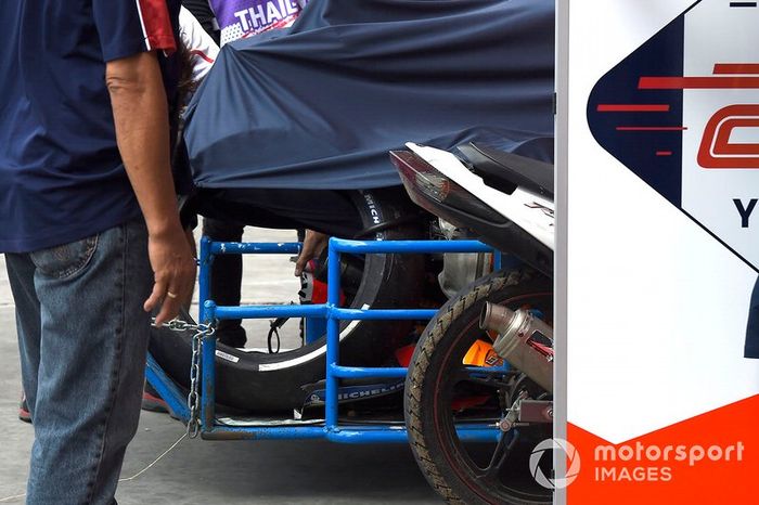 Moto de Marc Marquez, Repsol Honda Team, tras la caída