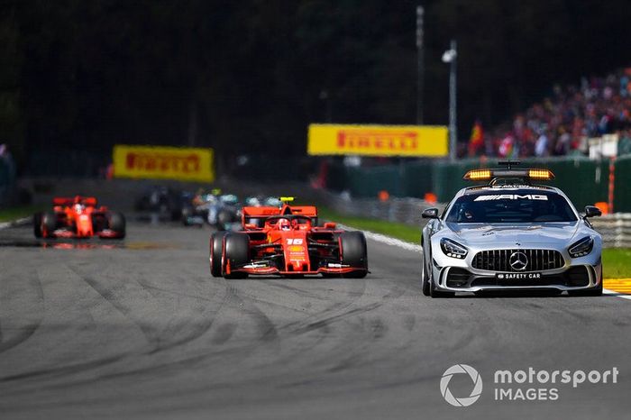 Charles Leclerc e Sebastian Vettel atrás do safety car na Bélgica
