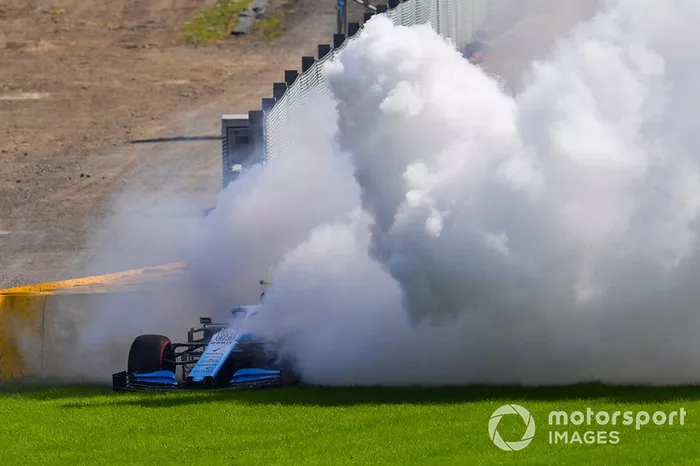 Robert Kubica, Williams FW42, se estaciona con problemas técnicos y una gran columna de humo