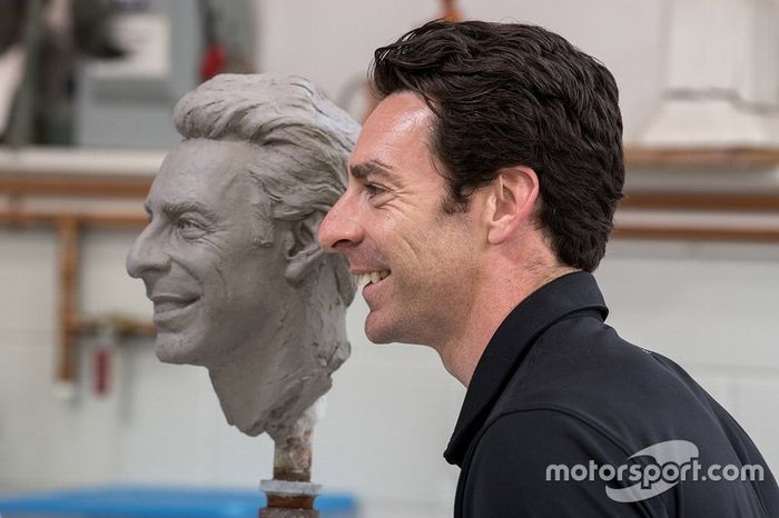 Simon Pagenaud con el Trofeo Borg-Warner