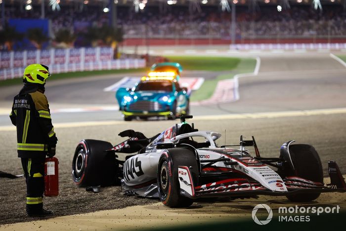 Esteban Ocon, Haas F1 Team choca el coche