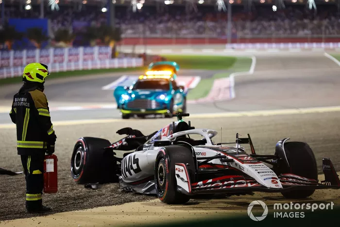 Esteban Ocon, Haas F1 Team crash car