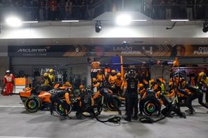 Lando Norris, McLaren MCL38, hace una parada en boxes
