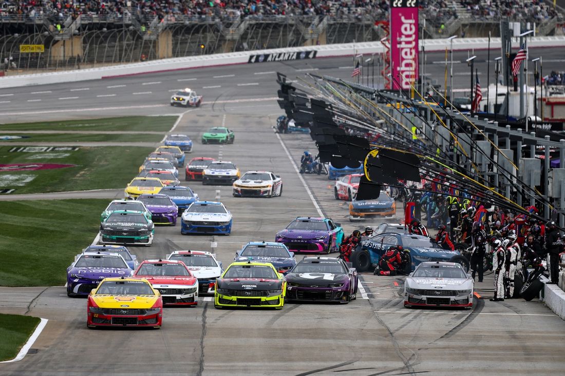 Joey Logano, Team Penske Ford, Josh Berry, Wood Brothers Racing Ford, Austin Cindric, Team Penske Ford
