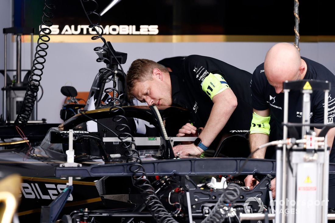 Mecánicos de DS Penske trabajan en el coche