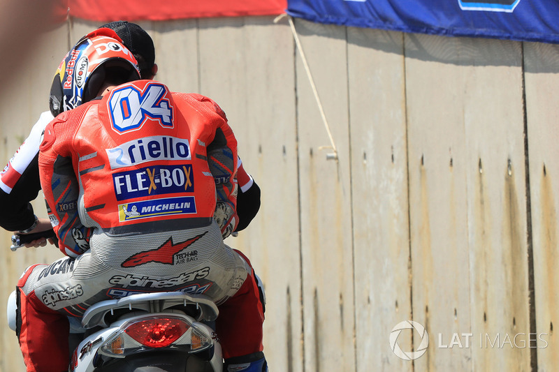 Andrea Dovizioso, Ducati Team, dopo la caduta