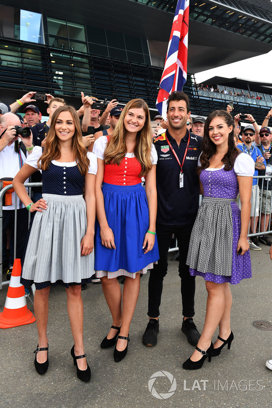 Daniel Ricciardo, Red Bull Racing con delle grid girl
