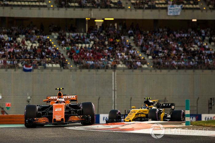 Stoffel Vandoorne, McLaren MCL32 y Carlos Sainz Jr., Renault Sport F1 Team RS17
