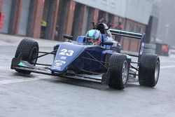 Billy Monger en el coche de carreras, regreso a probar el Carlin MSV Fórmula 3