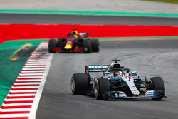 Lewis Hamilton, Mercedes AMG F1 W09, Daniel Ricciardo, Red Bull Racing RB14