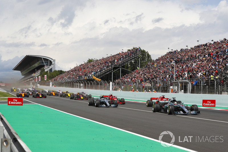 Partenza: Lewis Hamilton, Mercedes AMG F1 W09, precede Sebastian Vettel, Ferrari SF71H, Valtteri Bottas, Mercedes AMG F1 W09, Kimi Raikkonen, Ferrari SF71H, Max Verstappen, Red Bull Racing RB14 e il resto del gruppo